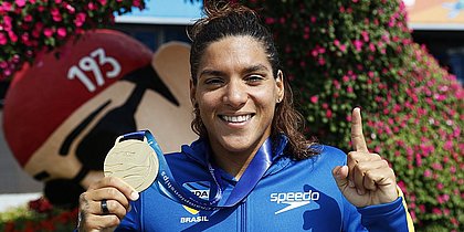 Ana Marcela sorri com medalha de ouro nos 5km