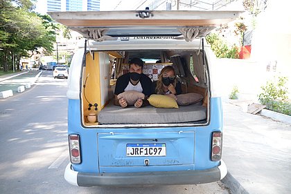 Conheça os 'kombeiros', pessoas que transformam kombis em 'tetos' na estrada 16 Partiu? Casal de Salvador larga tudo para morar em kombi viajando o país