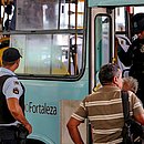 Os ônibus circulam com acompanhamento de policiais