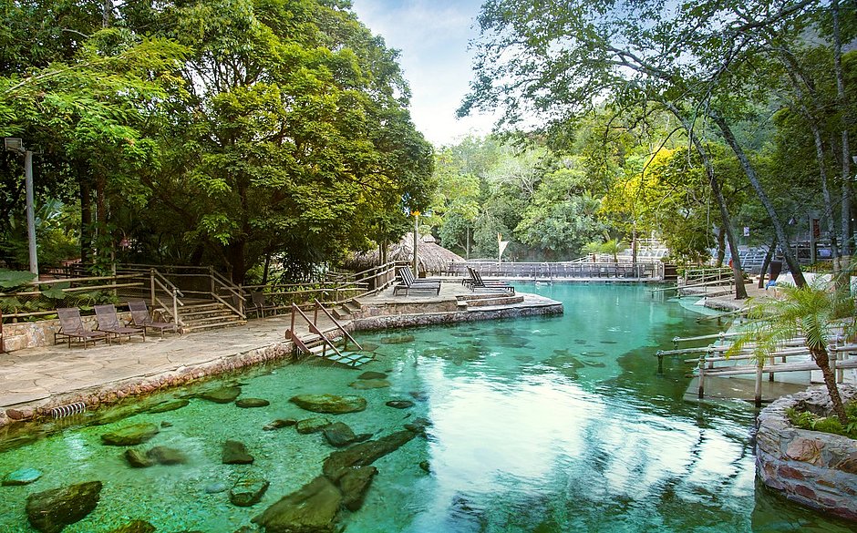 Natureza E Piscinas De Pedra Com água Termal Rio Quente é Viagem Relax