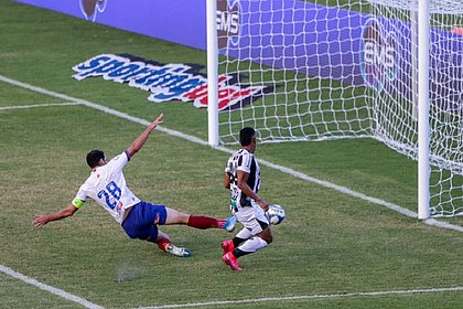 Lance do primeiro gol do Ceará: Sobral aproveita vacilo de Capixaba e Anderson