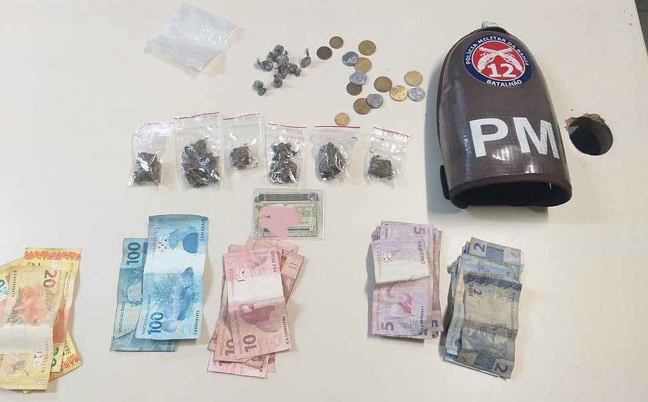 Parte do material encontrado pelos policiais 