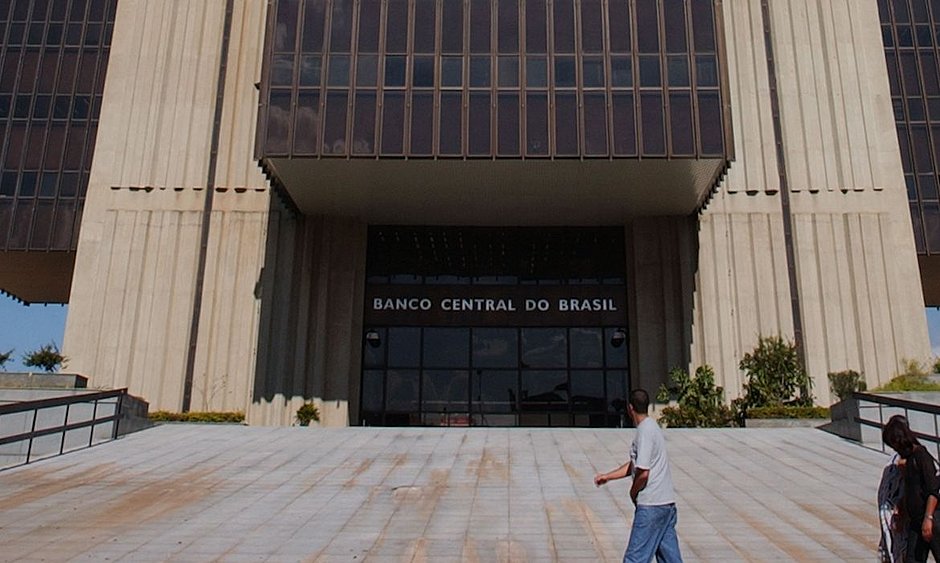 Covid-19: BC anuncia que pode liberar até R$ 650 bilhões na ...