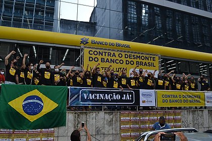 Funcionários do Banco do Brasil protestam em Salvador contra cortes do governo