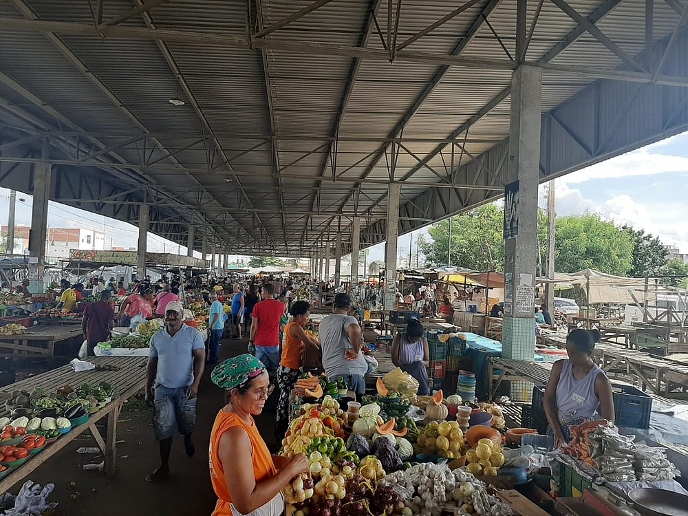Com dois casos de coronavírus, Feira de Santana reúne 80 mil em ato de