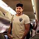 Igor Rabello, zagueiro do Atlético-MG, no avião