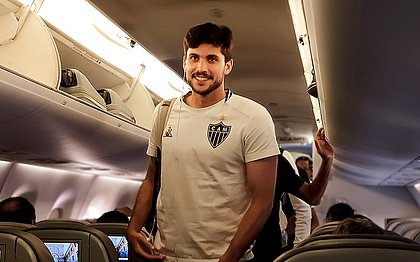 Igor Rabello, zagueiro do Atlético-MG, no avião
