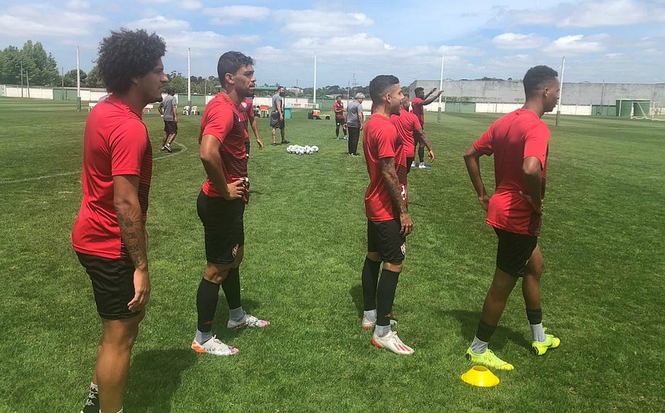 Com Van e Thiago Carleto, Vitória treina em Curitiba - Jornal Correio