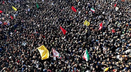 Tumulto deixa mais de 30 mortos durante funeral de Soleimani no Irã