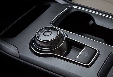 O seletor de opções do câmbio pode ser rotativo, como o usado em alguns modelos da Ford, Jaguar e Land Rover