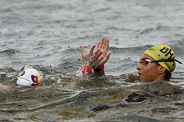 Ainda na água, ela cumprimentou a alemã Finnia Wunram, vice-campeã
