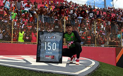 Fernando Miguel é homenageado durante treino aberto no Barradão