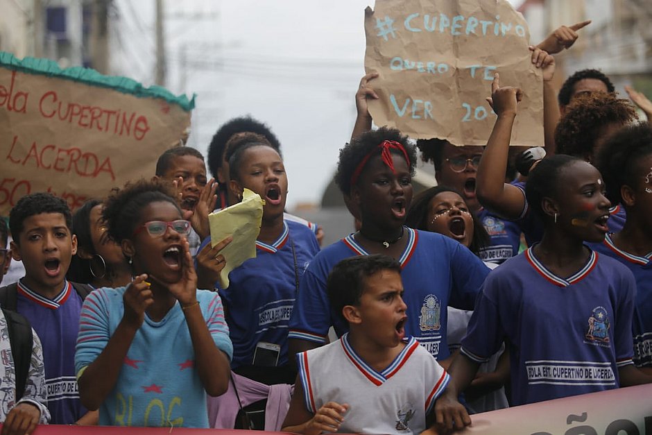 Resultado de imagem para Fechamento de escolas estaduais afeta a vida de 30 mil estudantes