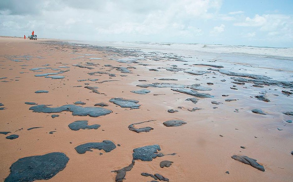 Manchas de óleo avançam e atingem 112 pontos do litoral do Nordeste