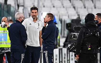 Goleiro da Juventus, Gianluigi Buffon, em conversa com integrantes da comissão técnica: equipe chegou a entrar em campo