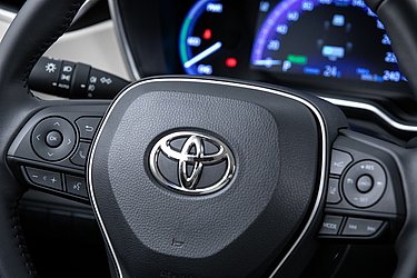 A versão Altis da nova geração do Toyota Corolla tem bastante tecnologia, como o piloto automático adaptativo e farol automático