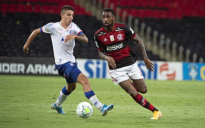 Ramírez e Gerson durante o jogo entre Bahia e Flamengo no Maracanã