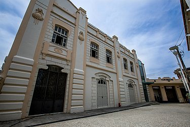 A Casa do Carnaval está localizada na Praça da Sé, em um casarão do século XIX