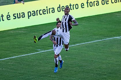 Cléber comemora o segundo gol do Ceará contra o Bahia em Pituaçu