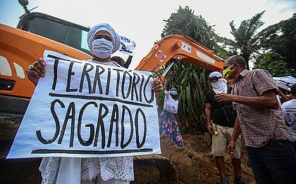 Manifestantes protestam contra construção de esgoto na Lagoa do Abaeté