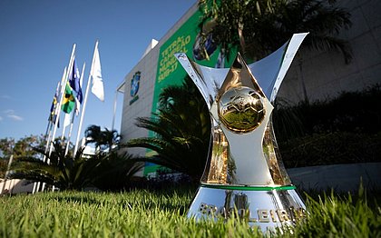 Taça do Campeonato Brasileiro em frente à sede da CBF