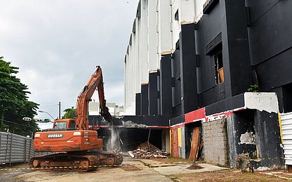 Após dez anos, Salvador Praia Hotel começa a ser demolido em Ondina