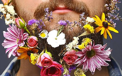 Noivos lançam, nas redes sociais, tendência exótica: buquê na barba