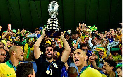 Alisson ergue a taça de campeão da Copa América 2019