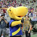 Mascote da Copa do Nordeste, o bode Zeca Brito exibe a taça conhecida como "Orelhuda"