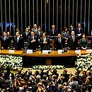 Bolsonaro assina termo de posse (Foto: AFP)