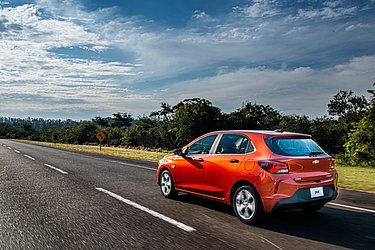 Por R$ 78.690 a Chevrolet oferece no Onix câmbio automático, wifi, sensor de ponto cego e um assistente que faz baliza para o motorista