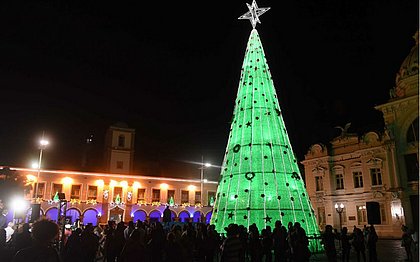 Árvore de Natal de garrafa pet com 21 metros é novidade em Salvador -  Jornal Correio