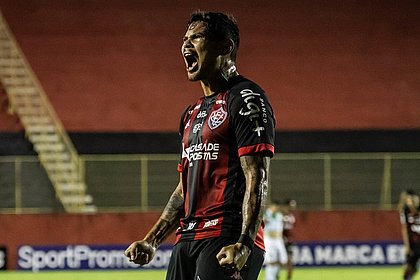 Léo Ceará comemorando seu gol na partida contra o Juventude, pela 29ª rodada