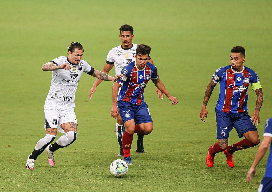 Vina é marcado por Alesson e Gregore; meia fez o primeiro gol do Ceará