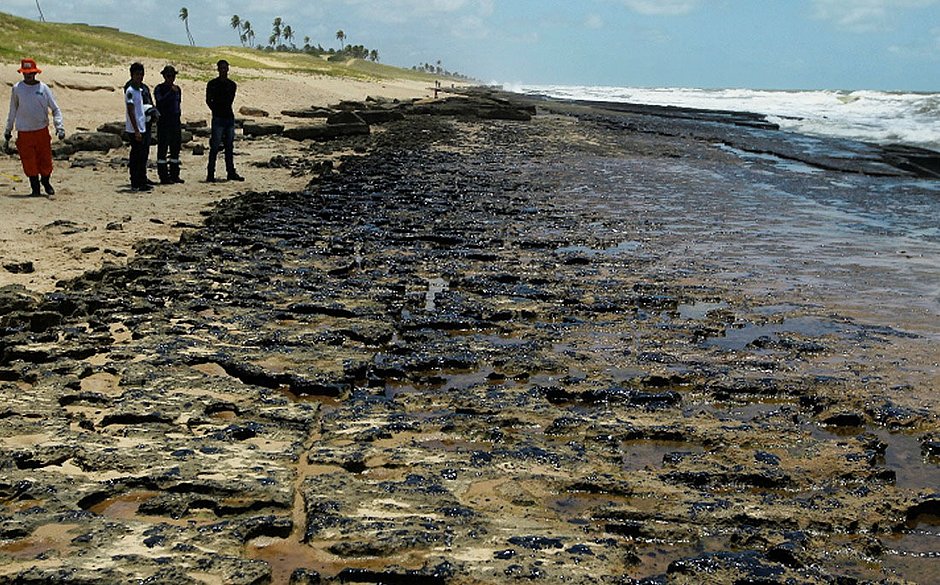 Resultado de imagem para manchas de oleo nas praias do nordeste