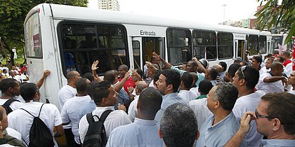 Rodoviários garantem funcionamento normal dos ônibus nesta segunda-feira (19), o que pode mudar se a reforma da Previdência for votada