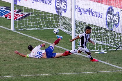 Fernando Sobral fez o primeiro gol do Ceará após falha coletiva da defesa do Bahia