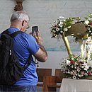 Homem fotografa objetos no Santuário de Irmã Dulce 