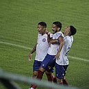 Marco Antônio, ao centro, festeja com Saldanha e Gregore após marcar o gol de empate