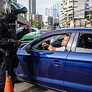 Agente da Transalvador passa orientações para motorista na Avenida Centenário