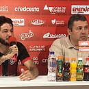 Fernando Neto foi apresentado pelo gerente de futebol Alarcon Pacheco