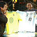Maradona e Pelé trocam camisas de Brasil e Argentina