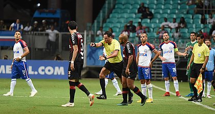 Árbitro Fernando Rapallini anula primeiro gol do Bahia após consultar vídeo