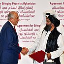 Abdul Ghani Baradar, líder da delegação do Talibã, e Zalmay Khalilzad, enviado dos EUA para a paz no Afeganistão