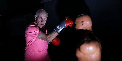 Abílio Maia, 74 anos, faz boxe desde os 71: “Sonho de criança”