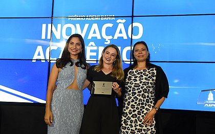 Rafaela Rey, Roseneia Melo, e Dayana Costa recebem o Prêmio Ademi de Inovação Acadêmica 