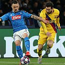Messi sofre com a marcação do Napoli durante jogo de ida das oitavas de final da Liga dos Campeões