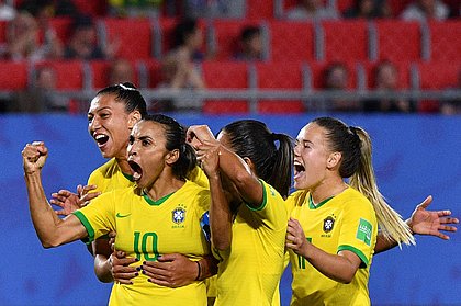 Marta comemora mais um gol histórico em sua carreira