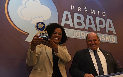 Georgina Maynart recebe o prêmio das mãos do presidente da Abapa, Júlio Cézar Busato