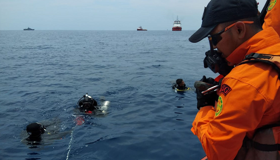 Equipes de resgate fazem buscas no mar nesta segunda-feira (Handout / BASARNAS / AFP)